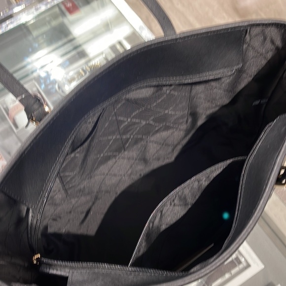 MICHAEL KORS
Jet Set Travel Large Top Zip Shoulder Tote Saffiano Leather
Black - Picture 14 of 16